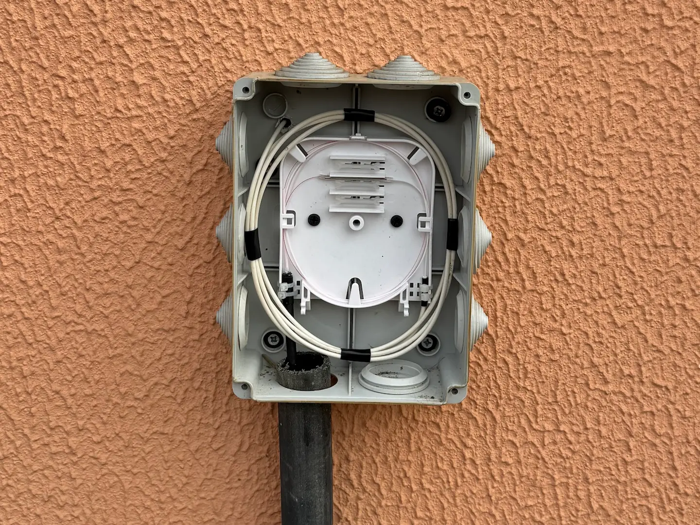 проведение оптоволокна в частный дом